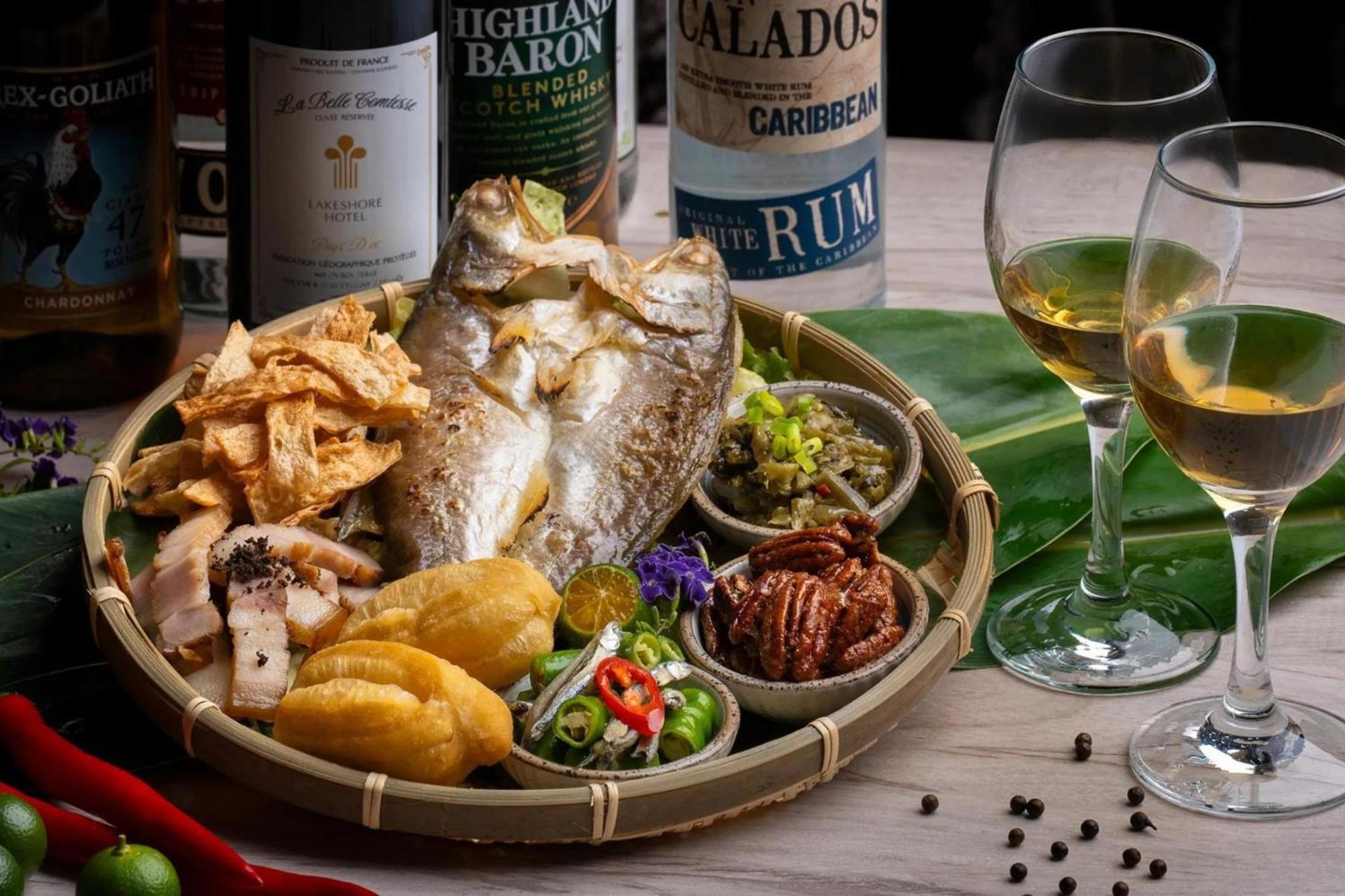 Lakeshore Hotel Hualien Taroko Shunan Екстериор снимка A whole pompano served with a selection of condiments